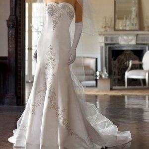 -NEVER WORN- satin mermaid gown with sweetheart neckline wedding dress (size 8)